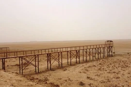 Khu vực từng là hồ Sawa ở Iraq giờ chỉ còn là một bãi đất trống khô càn do hạn hán vì biến đổi khí hậu vào ngày 1-5.