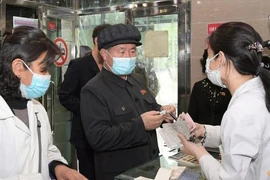 Ông Pak Jong-chon, Ủy viên Ủy ban Thường vụ Bộ Chính trị Ban Chấp hành Trung ương Đảng Lao động Triều Tiên, kiểm tra một hiệu thuốc ở Bình Nhưỡng.