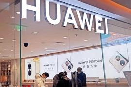 Khách hàng mua điện thoại di động tại một cửa hàng Huawei ở Thượng Hải, Trung Quốc, ngày 1-1.