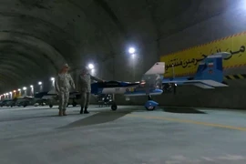 Thiếu tướng Mohammad Bagheri, Tổng tham mưu trưởng lực lượng vũ trang Iran, và Thiếu tướng Abdolrahim Mousavi, tư lệnh lục quân, đang thị sát căn cứ UAV dưới lòng đất.