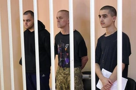 Hai công dân Anh là Aiden Aslin và Shaun Pinner cùng người đàn ông Maroc tên Saadun Ibrahim tham dự một phiên tòa ở Donetsk.