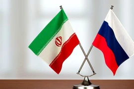 Quốc kỳ Iran (trái) và quốc kỳ Nga (phải).