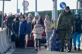 Dòng người tị nạn Ukraine rời khỏi đất nước để tránh các cuộc tấn công của Nga.