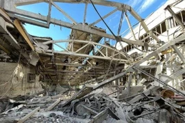Đống đổ nát của một tòa nhà dân cư sau cuộc tấn công tên lửa của Nga ở tỉnh Donetsk.