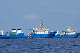 Tàu Trung Quốc tiếp tục thể hiện sự hiện diện phi pháp tại Biển Đông bất chấp sự phản đối từ quốc tế.