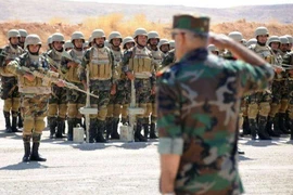 Binh sĩ Syria tham gia buổi hướng dẫn với huấn luyện viên quân sự Nga vào ngày 24-9-2019 tại một căn cứ quân sự ở làng Yafour, cách thủ đô Damascus 30 km về phía tây.