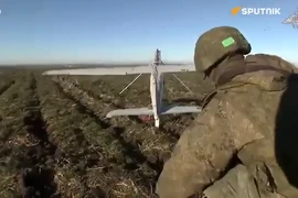 Cách thức hoạt động của máy bay trinh thám không người lái Orlan-10 của quân đội Nga tại Ukraine.