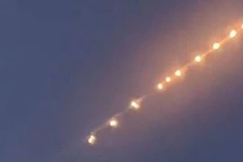 Một loạt UFO xuất hiện trên bầu trời TP Tề Tề Cáp Nhĩ, thuộc tỉnh Hắc Long Giang (Trung Quốc).