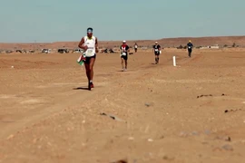 Hàng trăm vận động viên tham dự cuộc chạy đua ngoài sa mạc Sahara.