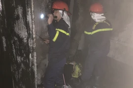 Vừa dùng vừa sạc điện thoại bằng sạc dự phòng, một thanh niên bỏng nặng