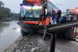 Ô tô khách lao xuống bờ sông sau va chạm với xe trộn bê tông