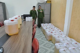 Phát hiện 1000 lít dung dịch không rõ nguồn gốc dùng để hút thuốc lá điện tử 