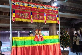 Hàng nghìn người dân xem rối cạn chầu Thánh được phục dựng lại tại Lễ hội chùa Keo 