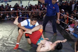 Màn thách đấu của nữ đô vật với các đô vật nam ở Vân Tra