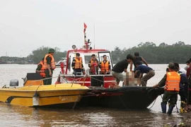 Thủ tướng chỉ đạo khẩn trương tìm kiếm người mất tích trong vụ chìm thuyền ở Quảng Ninh
