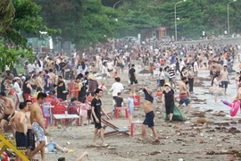 Rác tràn ngập bãi biển Đồ Sơn, chính quyền huy động hàng trăm người dọn dẹp