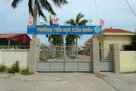 Giả danh là cô giáo mới, chiếm đoạt khuyên tai vàng của học sinh