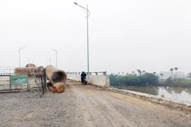 Nhiều người tự tháo dỡ rào chắn để đi qua cầu đang thi công bất chấp nguy hiểm
