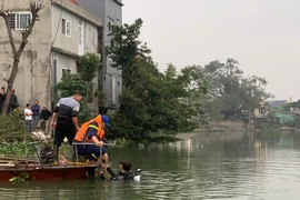 Cảnh sát tinh nhuệ lặn tìm 1 nạn nhân vụ lật xuồng trên sông Rế