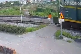 Người phụ nữ bị tàu hỏa húc văng khi đi bộ qua đường ray