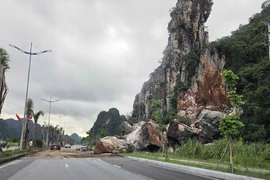 Núi đá sạt lở xuống đường bao biển đẹp nhất Quảng Ninh