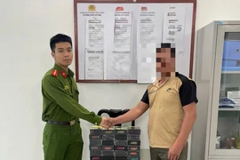 1 người dân tự nguyện đến công an phường giao nộp 360 chiếc thuốc lá điện tử