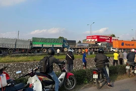 Tạm giữ tài xế xe đầu kéo tông 6 ô tô chờ đèn đỏ trên quốc lộ 5