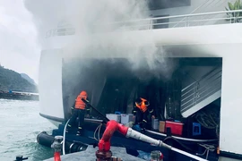Cháy tàu du lịch ngủ đêm ở Cát Bà, 32 người thoát nạn