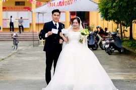 Hải Phòng: Cô dâu, chú rể đi bỏ phiếu trong ngày cưới