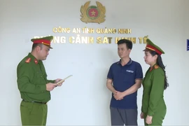 Bắt khẩn cấp hai mẹ con sản xuất dấm ăn bằng axit pha nước lã