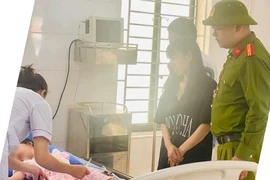 Công an dùng xe ưu tiên đưa bé 5 tuổi đi cấp cứu khi chờ phà ra Cát Bà