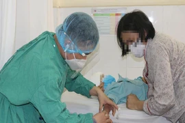 Sang nhà ngoại chơi, bé trai bị chó tấn công lộ xương sọ