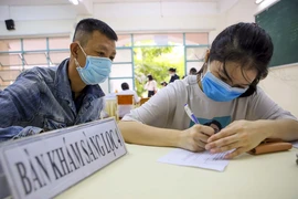Cha mẹ phải ký phiếu đồng ý tiêm chủng vaccine cho trẻ