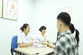 Hai vợ chồng cùng là F0 có nên quan hệ tình dục?