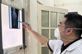 Nát bàn tay vì vừa chơi game vừa sạc pin điện thoại