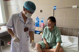 Bỏng nước sôi khi đang xông lá điều trị tai biến mạch máu não 