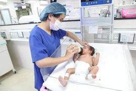 Sản phụ sa dây rốn, em bé chào đời tím tái toàn thân 