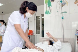 Phổi bé gái 11 tuổi trắng xóa sau tai nạn giao thông 
