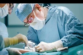 Bé 3 tuổi bị múc bỏ một mắt vì phát hiện muộn u võng mạc