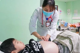 Trẻ suy thận nặng do cha mẹ tự ý điều trị bằng thuốc nam 