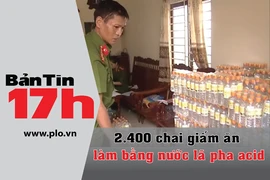 Bản tin 17h: Nước lã pha acid bằng 2.400 chai giấm ăn