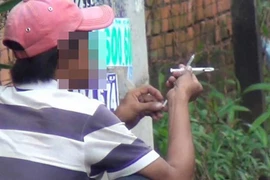 Clip: Công khai hút, chích ma túy giữa Sài Gòn