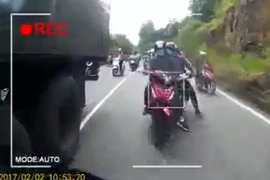 Clip: Nhóm phượt lấn đường bất chấp trên đèo Bảo Lộc
