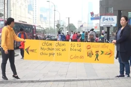 Người Hàn Quốc cầm biển chặn dòng xe trên vỉa hè Hà Nội