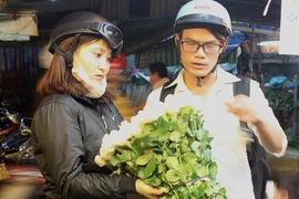 Clip: 'Đấng mày râu' lội chợ hoa mua quà tặng 8-3