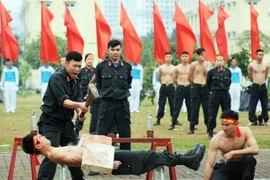 Clip: Cảnh sát đặc nhiệm phô diễn võ thuật, nội công
