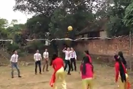 Nhà gái thách đấu bóng chuyền với nhà trai