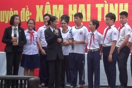Nữ sinh mạnh dạn đặt câu hỏi về 'xâm hại tình dục'
