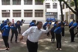 Điệu nhảy 'Đàn gà con' cực dễ thương của thầy phụ trách