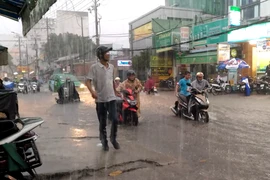 TP.HCM ngập nặng sau mưa, dân dắt xe lội nước về nhà
